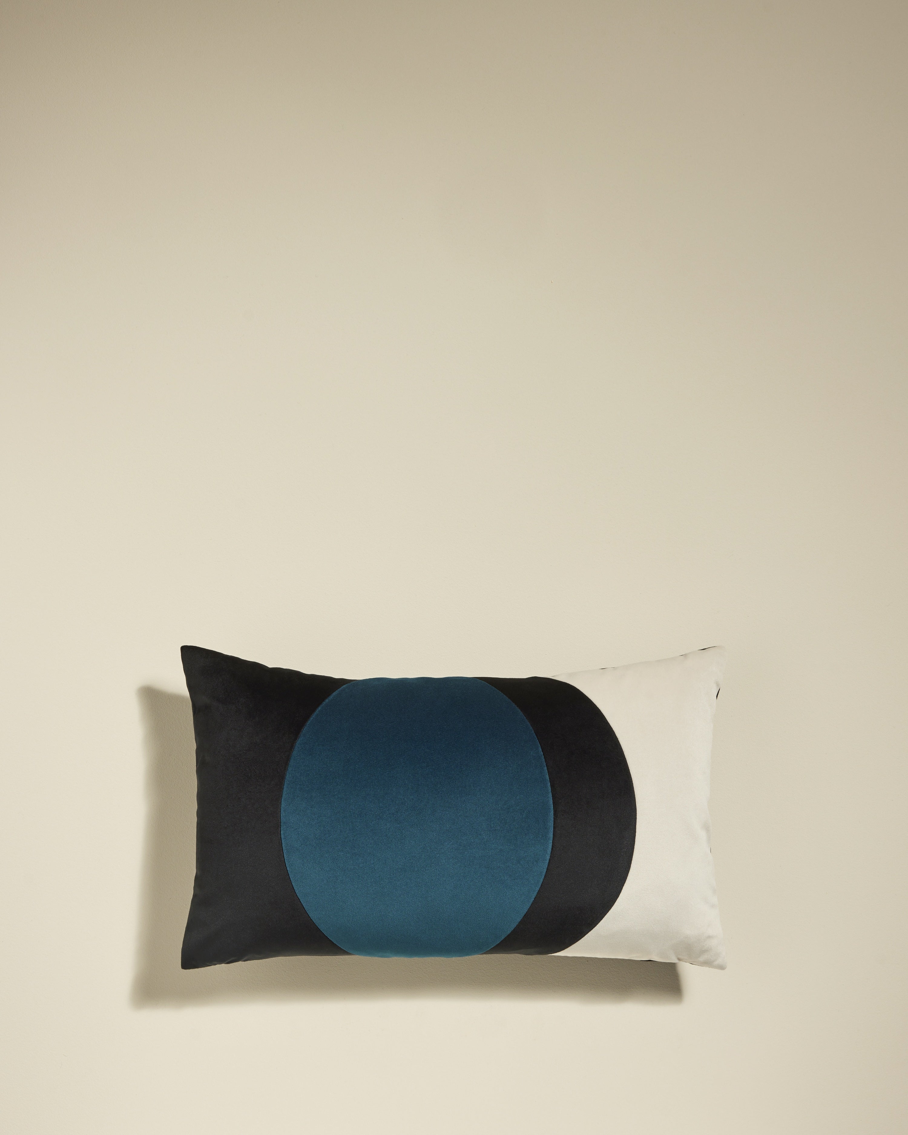 Blue Sarah High quality cushion in Velvet Moon 50 x 30 cm Maison