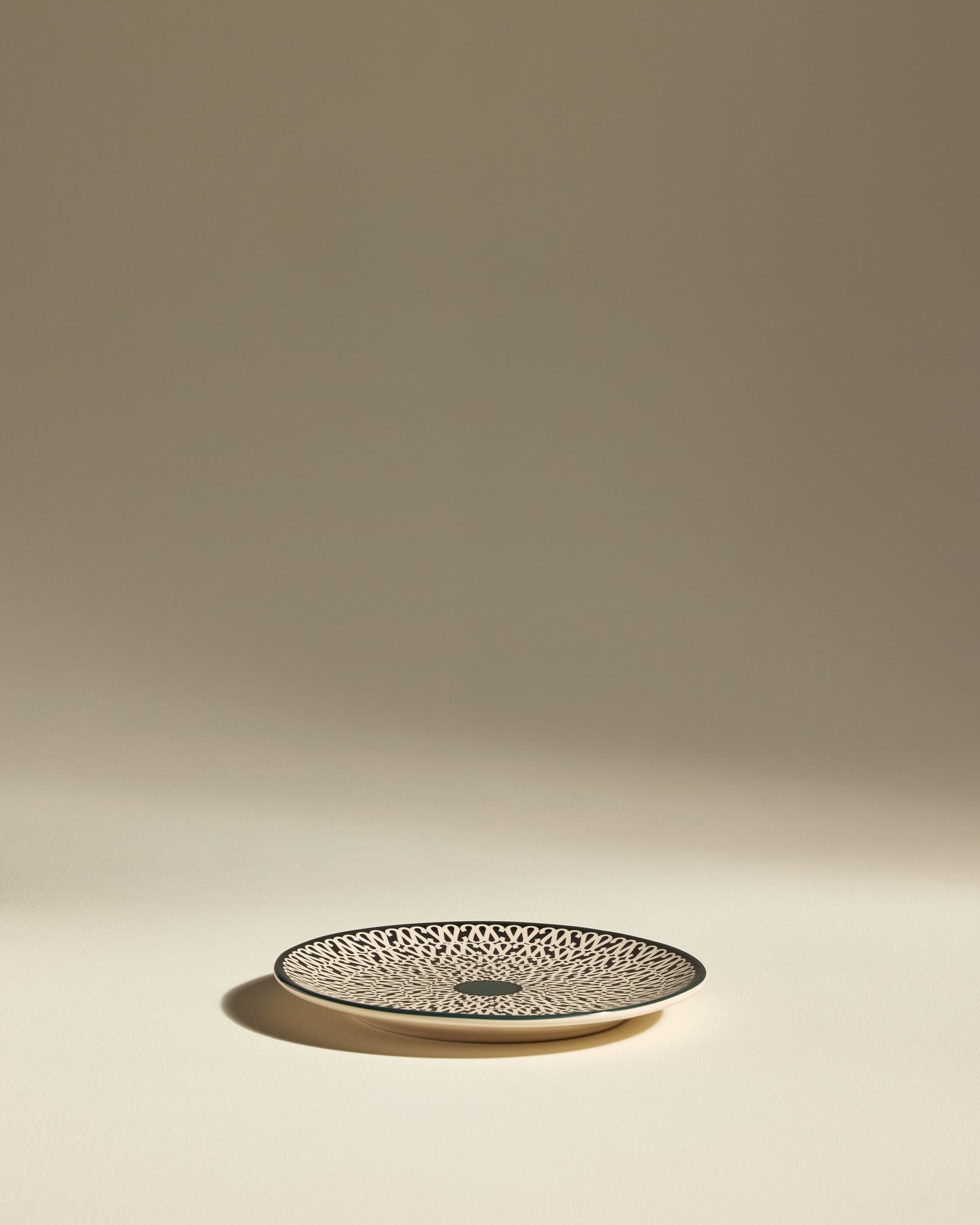 Assiette à dessert Sarah - Radis Noir design moderne Maison Sarah Lavoine Radis Noir Céramique   1