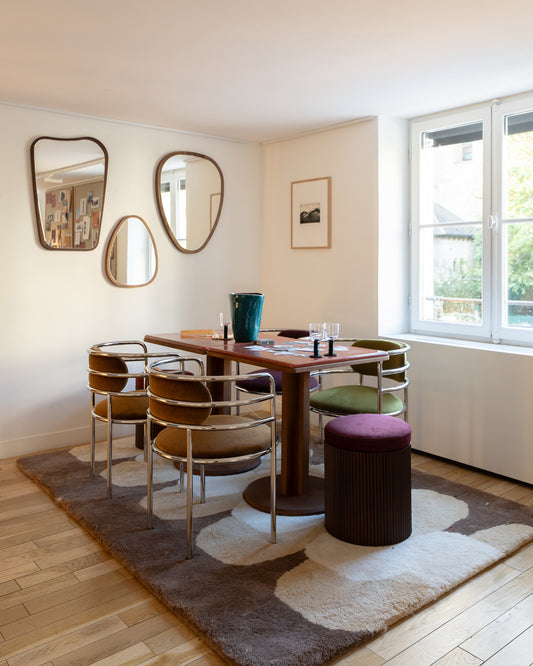 Coin repas : miroirs Organique et Ovo en noyer, table en bois, chaises Moon Chrome et pouf bordeaux