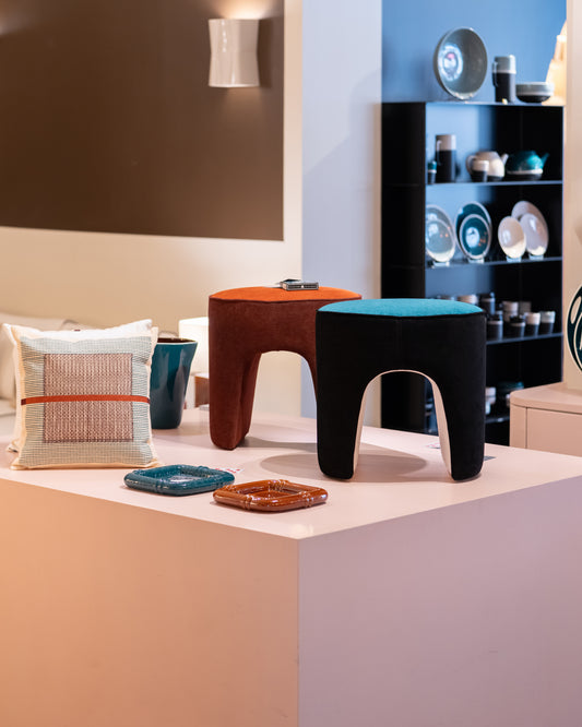 Poufs Léa Tangerine et Bleu Sarah sur un podium rose avec Coussin Nil et Vide-poches Coco