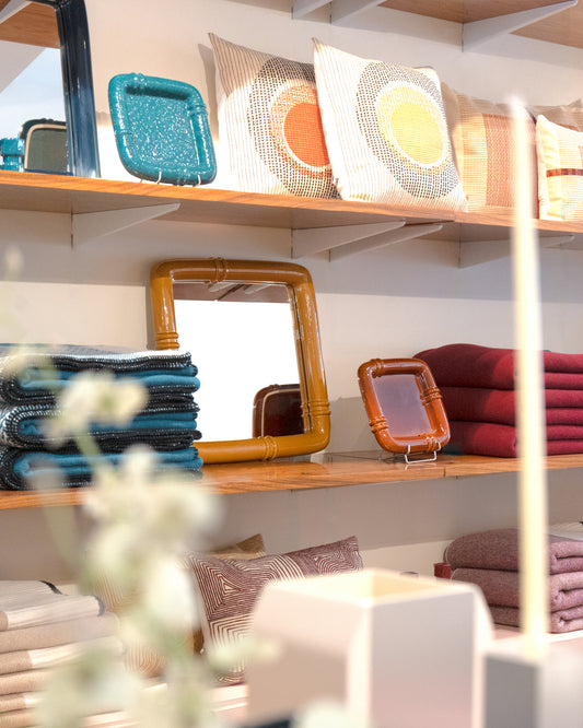 Étagère : Vide-poche Coco Bleu Sarah, Miroir Coco Fauve, Coussins Oasis et plaids pliés