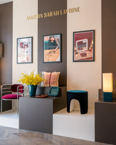 Podiums Maison Sarah Lavoine : affiches Playground, Pouf Léa Bleu Sarah, chaise et mimosa